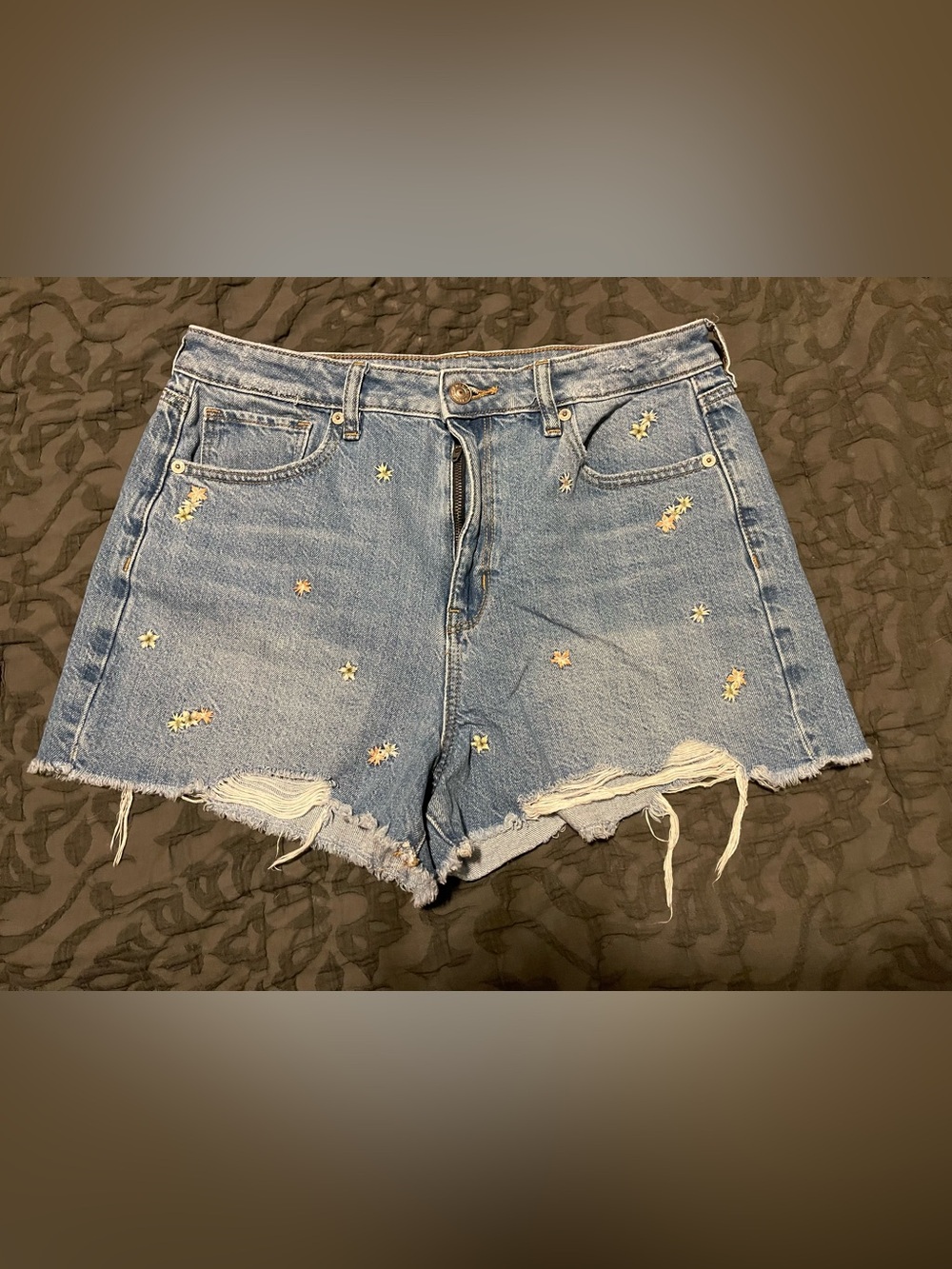 Women’s American Eagle distressed Shorts with flowers!